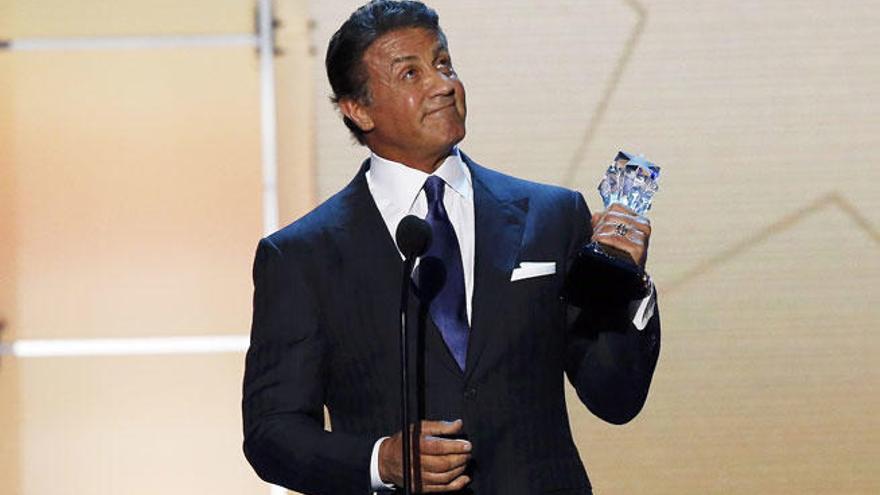 Stallone, con su premio a mejor actor de reparto.