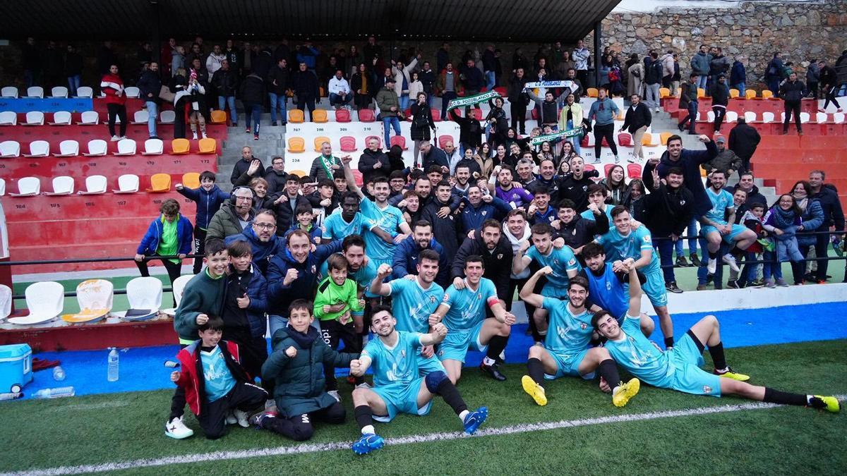 Los futbolistas del CD Pozoblanco celebran el triunfo en Espiel junto a su afición.