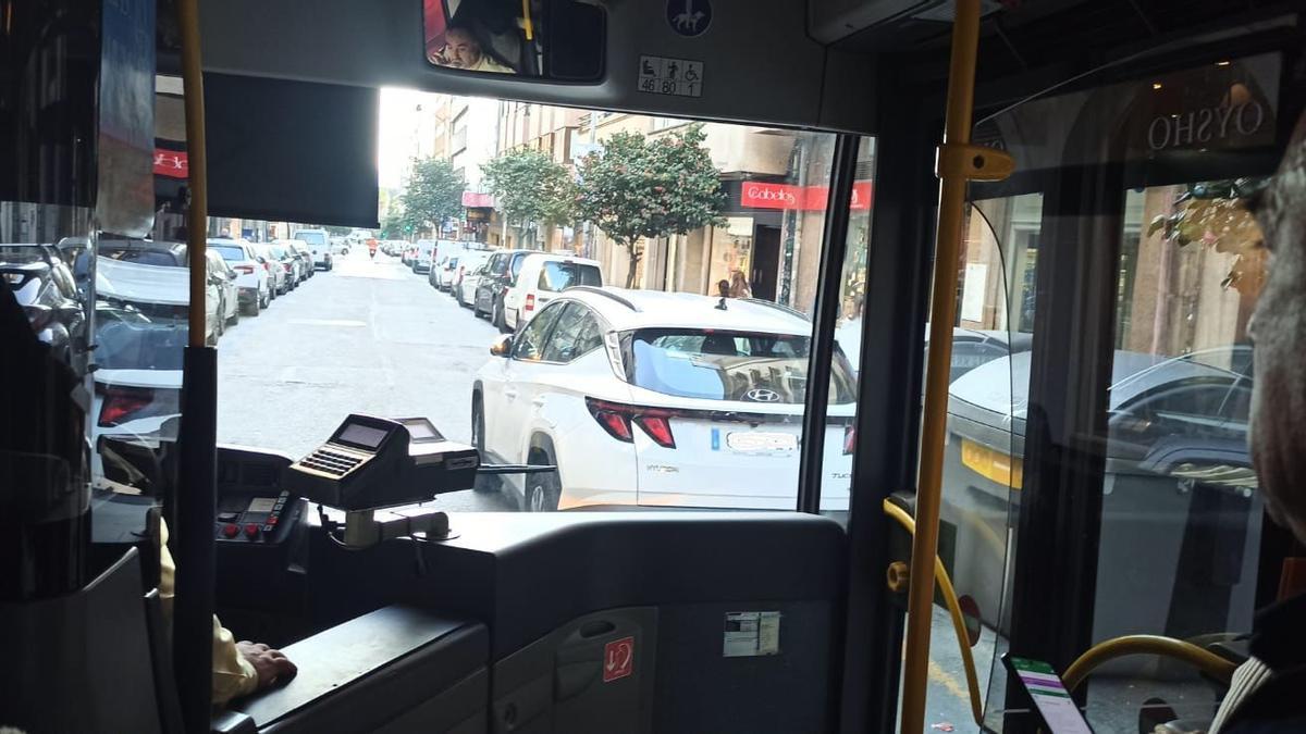 Aparca en doble fila en el centro de Santiago y bloquea un autobús que iba a la Intermodal