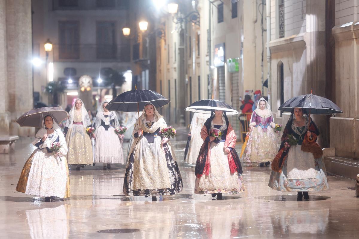 Todas las fotos de la Ofrenda del 18 de marzo por la calle San Vicente entre las 23:00 y la medianoche