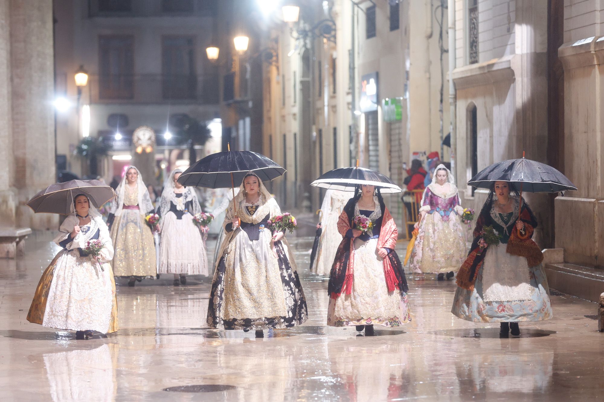 Todas las fotos de la Ofrenda del 18 de marzo por la calle San Vicente entre las 23:00 y la medianoche