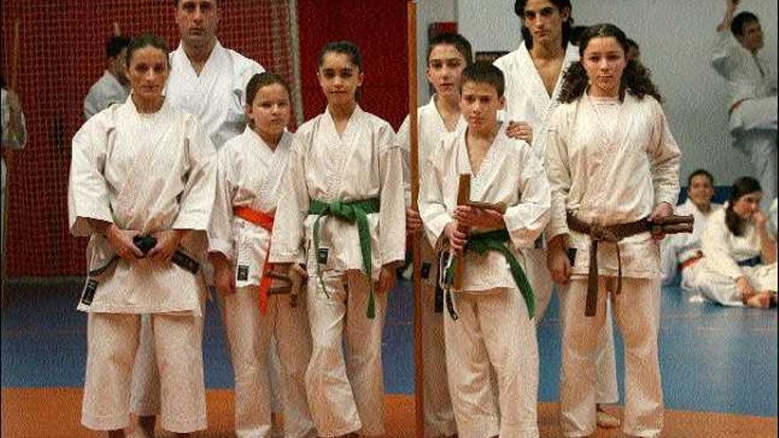 Un grupo de los niños participantes ayer en la Fiesta del Karate infantil en Coia. / FOTOS: José Lores