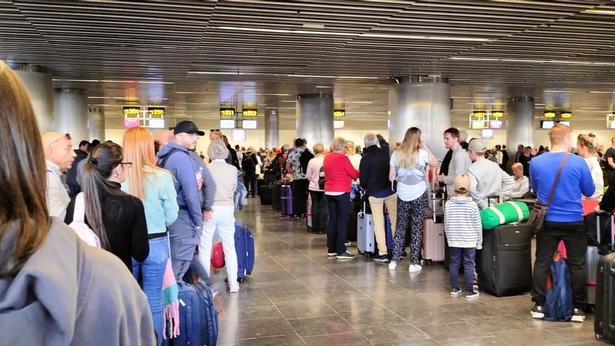 Imagen de las colas en la zona de facturación del Aeropuerto de Gran Canaria este sábado.