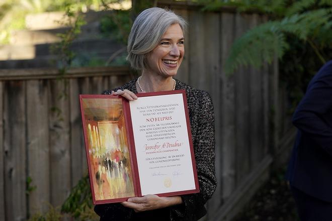 Jennifer A. Doudna posa tras recibir el Premio Nobel de Química