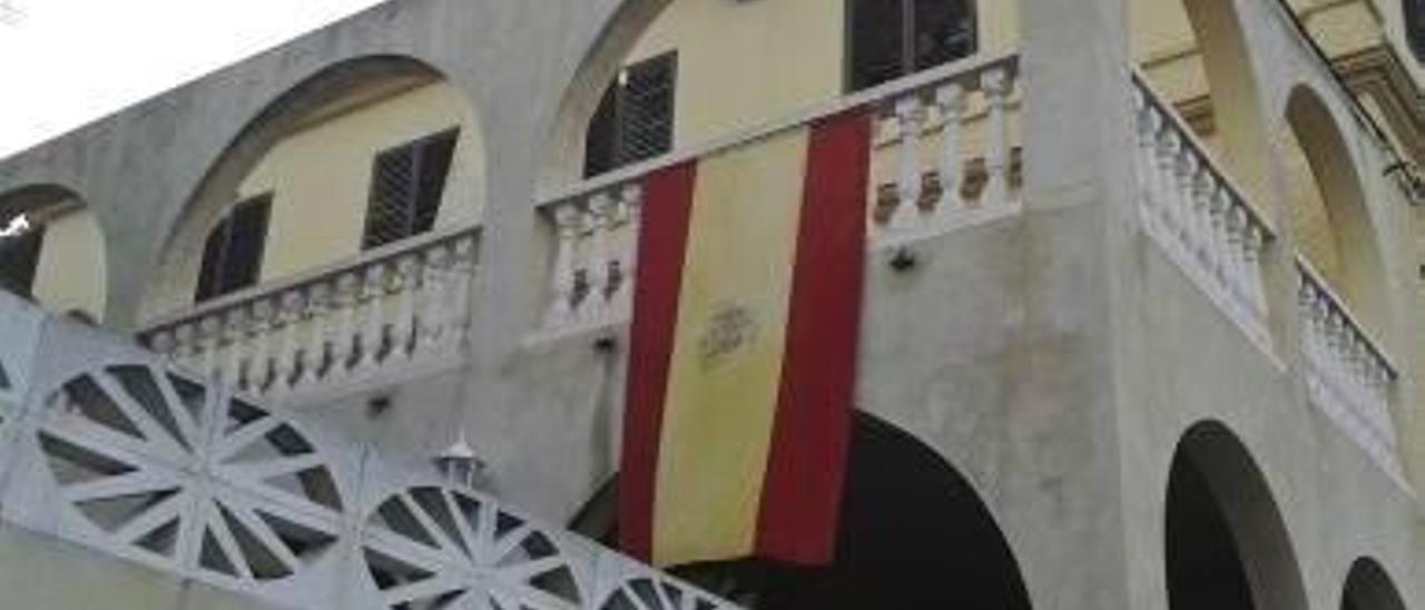 Una edil del PP exhibe en su casa la bandera franquista
