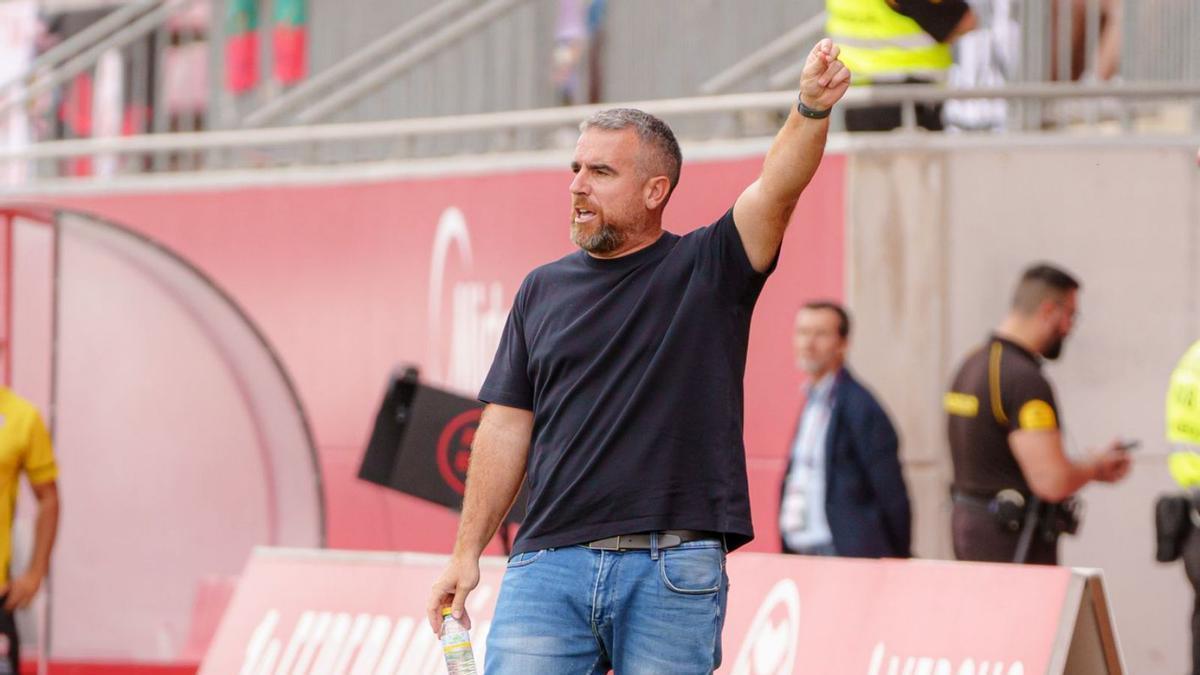 Javi Rey, dando órdenes a su equipo desde la banda en un encuentro como visitante. | LOF