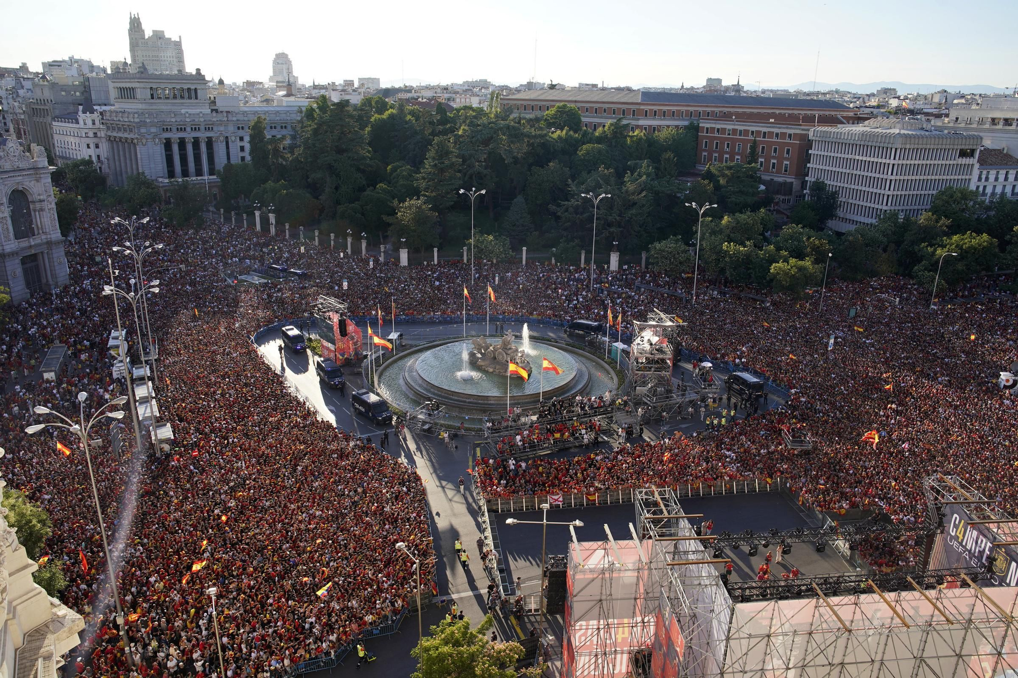 Imatges de la celebració a Cibeles i de les recepcions a la Moncloa i la Zarzuela