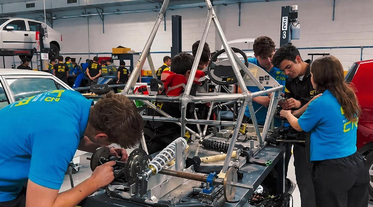 Els alumnes preparant el vehicle.