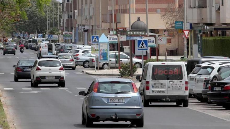 La línea de alta tensión de 132 kilovoltios pasa por la mediana de la avenida Venecia.