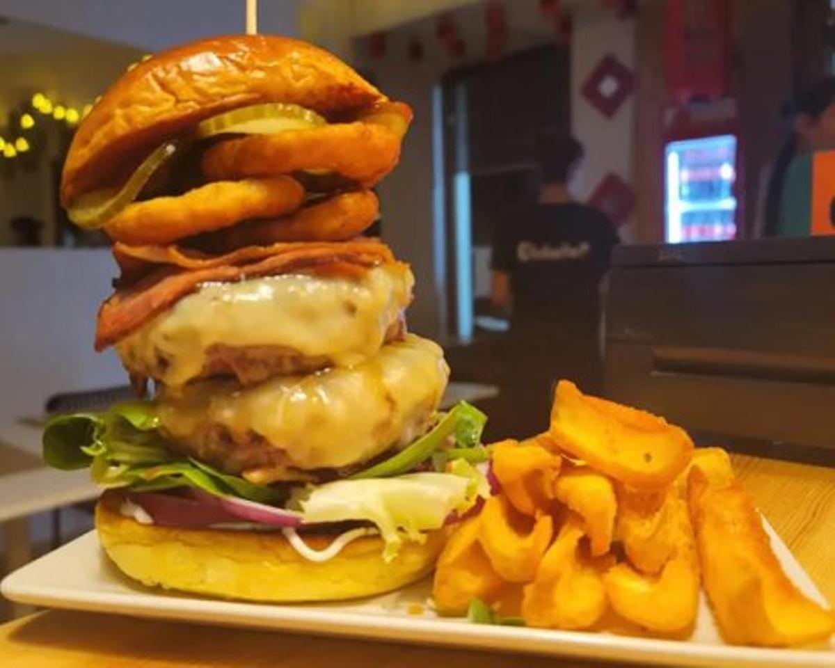 Hamburguesa de 'Chulachef', restaurante que participa en la ruta gastronómica.