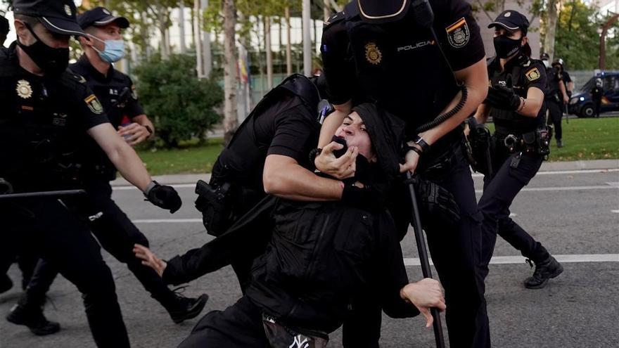 Cargas policiales en una concentración por la sanidad pública en Madrid