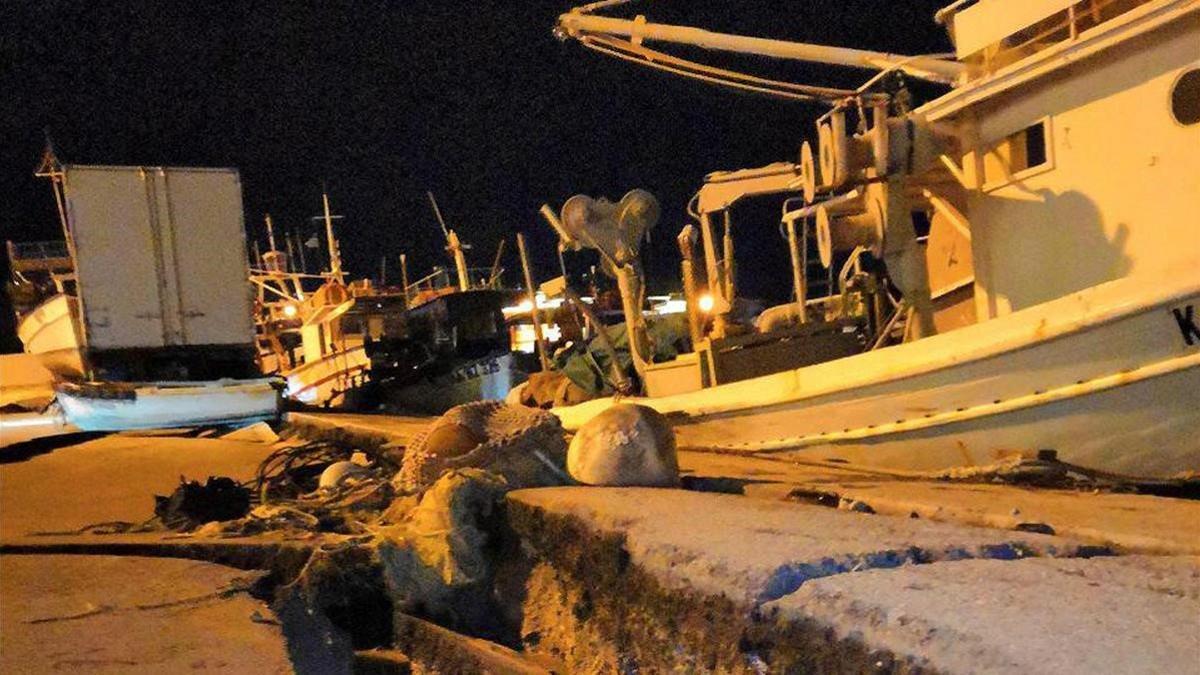 Daños en el puerto de la ciudad de Zakhyntos tras el terremoto de la noche del jueves