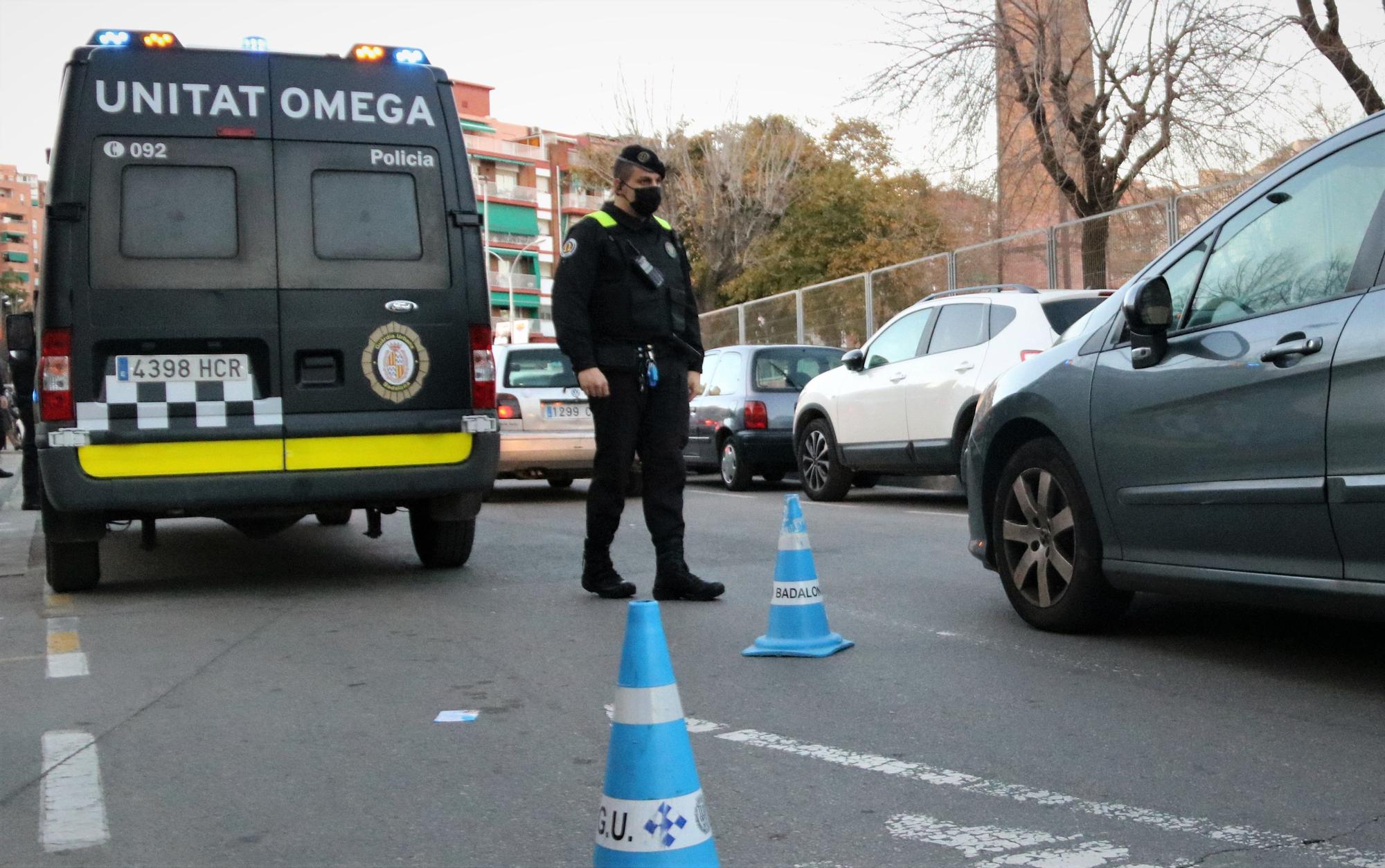 Un control policial de la Unidad Omega de la Guardia Urbana de Badalona.