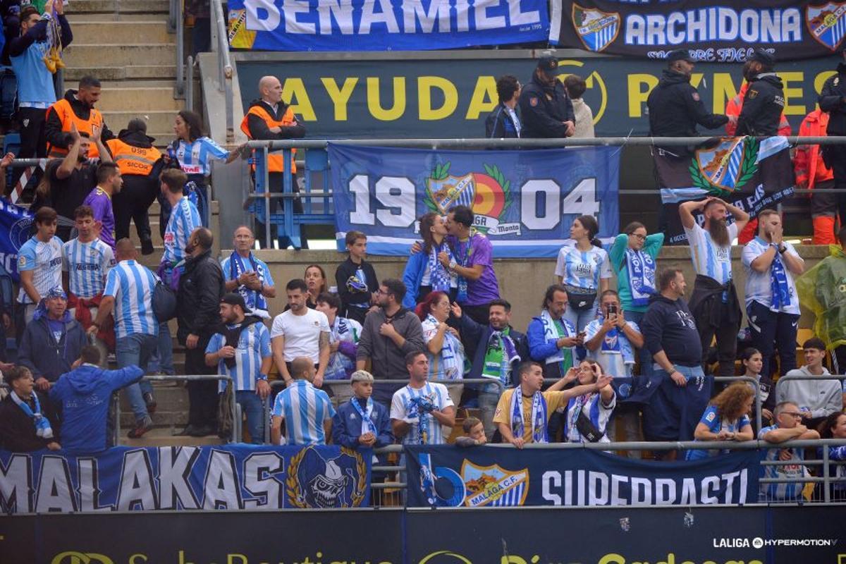 Aficionados del Málaga CF en el estadio del Cádiz.