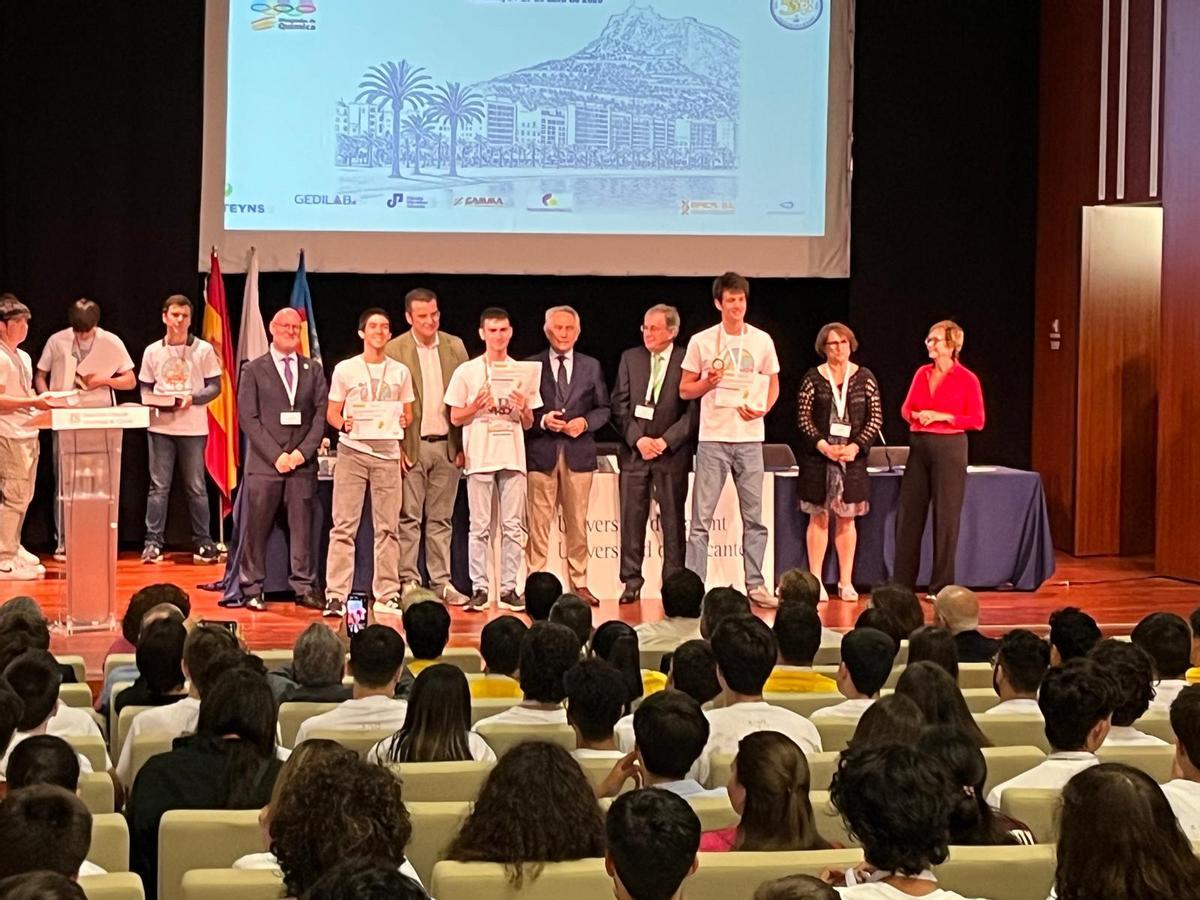 Imagen del momento el que el alumno de Badajoz recibe la medalla de Oro en Alicante.