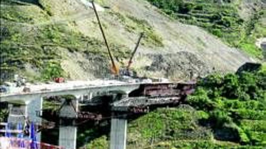 Les piden cárcel por el desplome de un puente