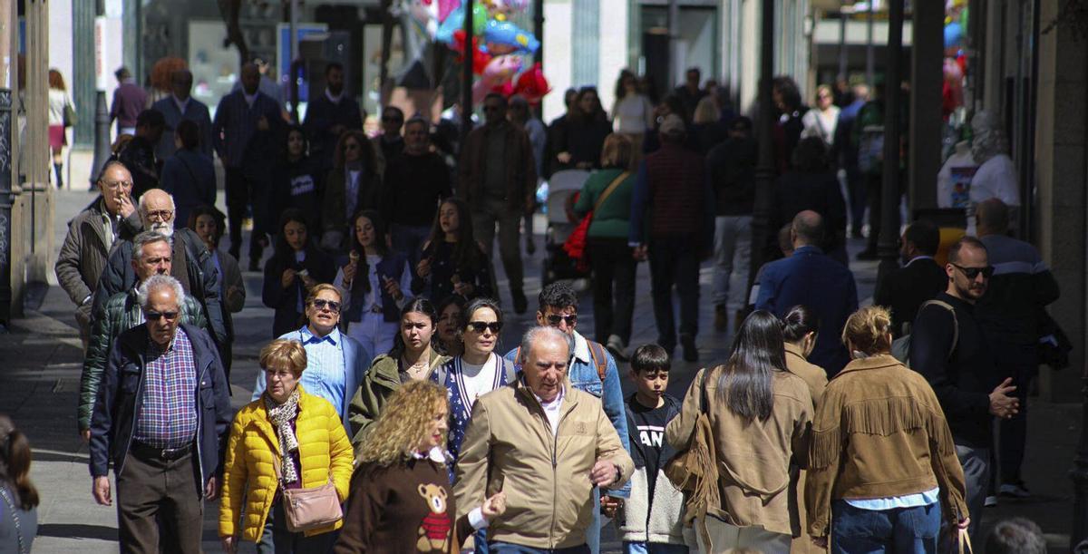 Gente en una de las calles del centro de la capital. | ALBA PRIETO