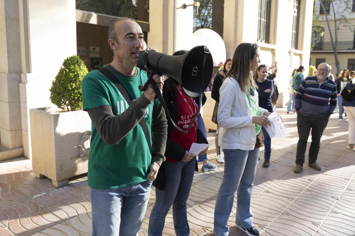 La concentración de apoyo a la huelga educativa en Xàtiva, en imágenes La concentración de apoyo a la huelga educativa en Xàtiva, en imágenes
