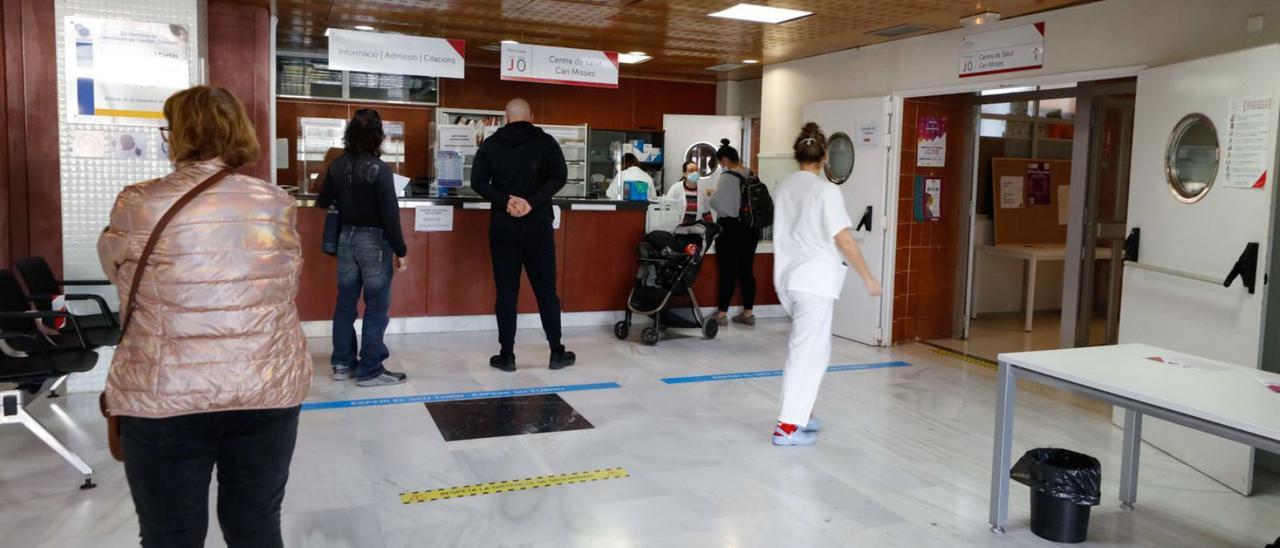 Personas esperando en el centro de salud de Can Misses esta semana. | JUAN A. RIERA
