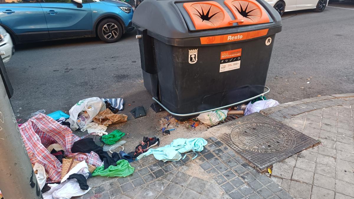 Suciedad y basura acumulada en las calles de Carabanchel (Madrid).