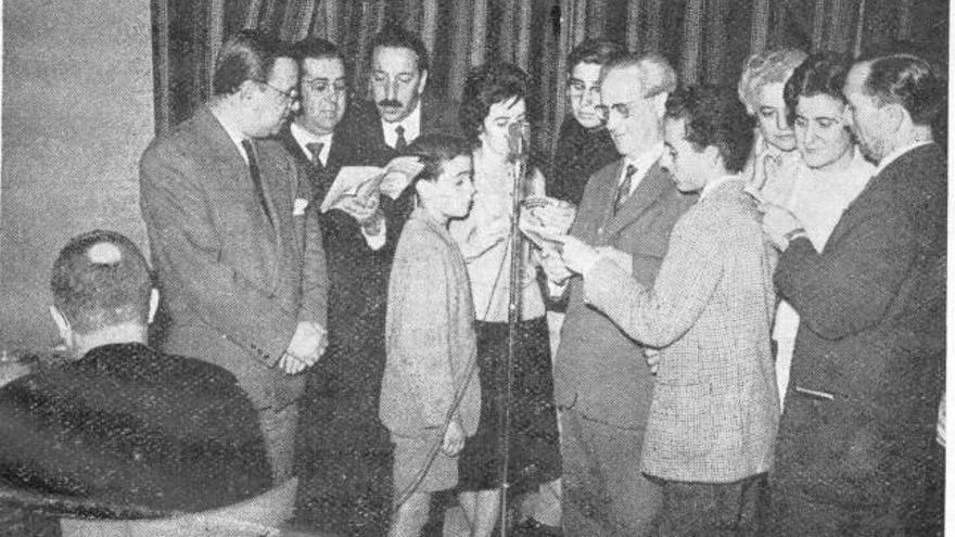 Francesc de Borja Moll y diez de sus colaboradores durante una de las grabaciones de las ´rondalles´ en Radio Popular.