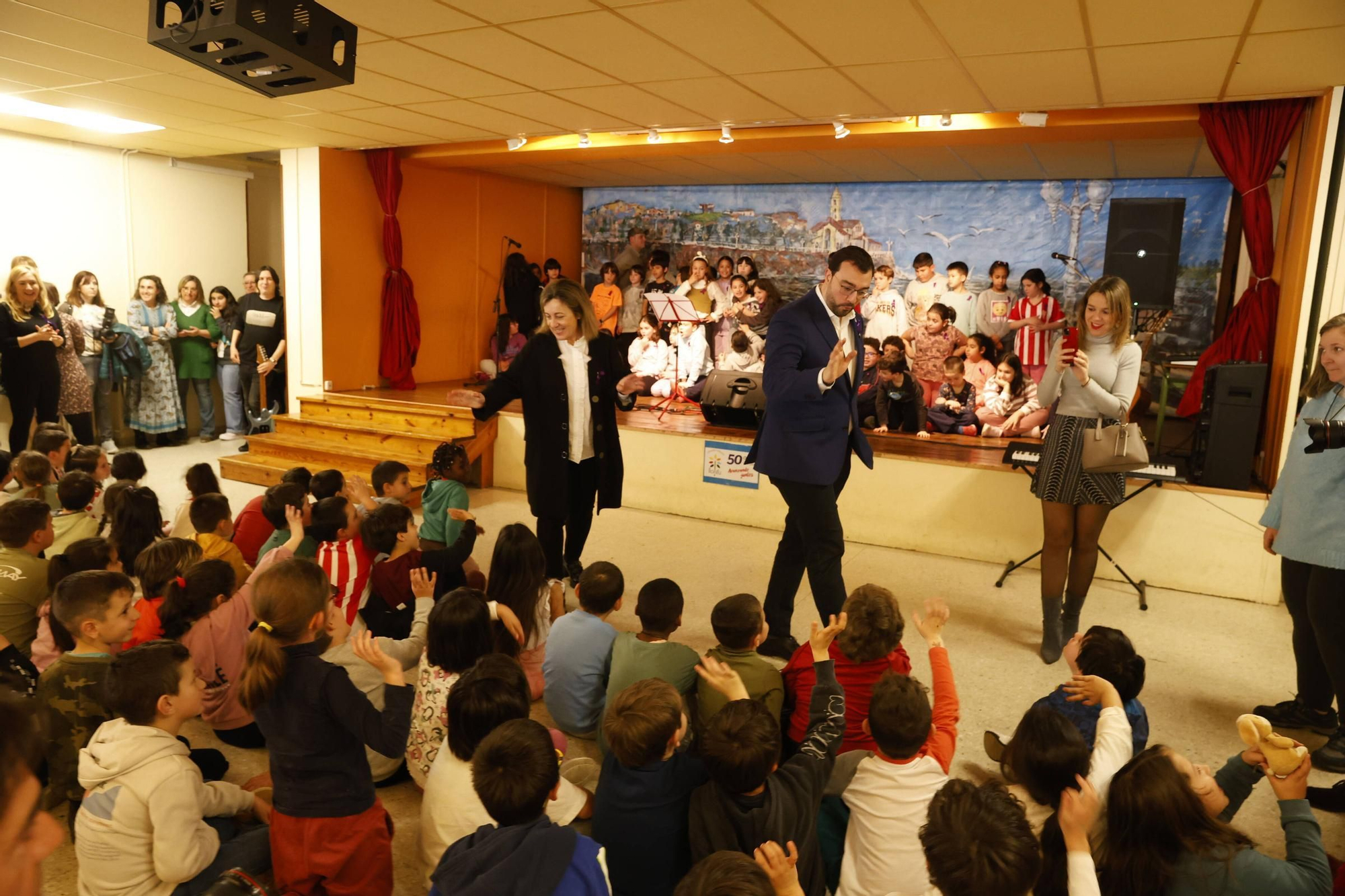 La visita de Adrián Barbón al colegio Lloréu, en Gijón