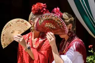 Color y calor en la primera jornada de la Feria de Abril