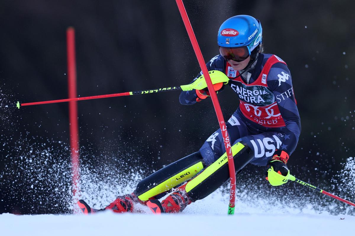 La estadounidense Mikaela Shiffrin compite en la primera manga de la carrera de slalom femenino durante la Copa del Mundo de Esquí FIS Snow Queen Trophy 2023 en el Monte Sljeme de Zagreb.