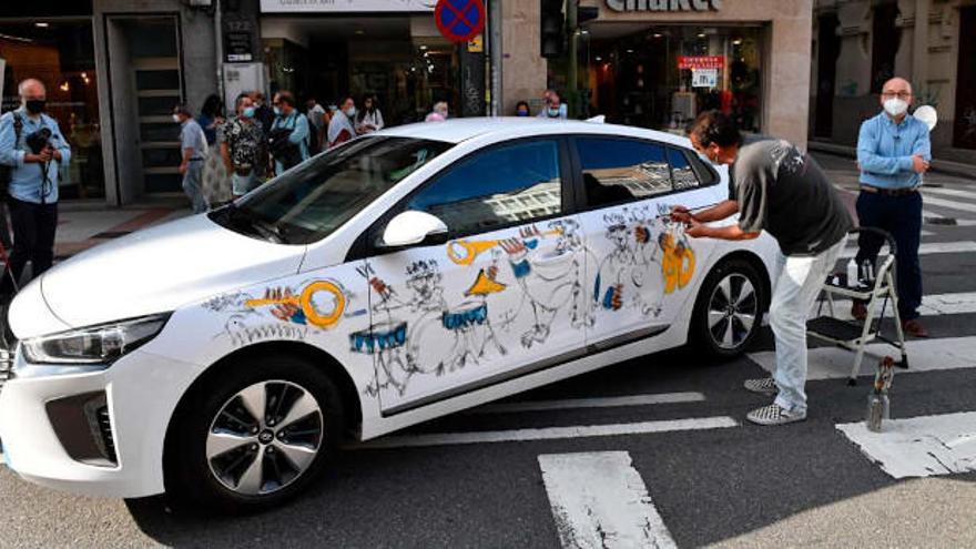 Fernando Pereira, pintando sobre el Hyundai Híbrido Enchufable. FINISTERRE MOTOR