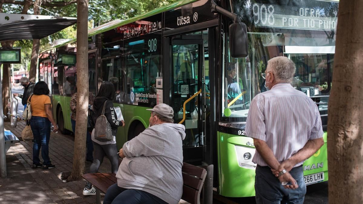 Usuarios de la guagua en Santa Cruz de Tenerife