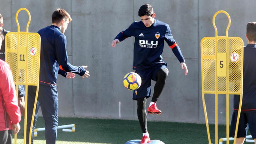 Gonçalo Guedes regresa al grupo después de quince días de recuperación.