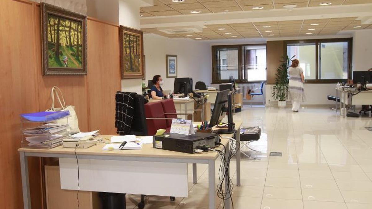 Funcionarios en la sede de la Xunta en Ourense.