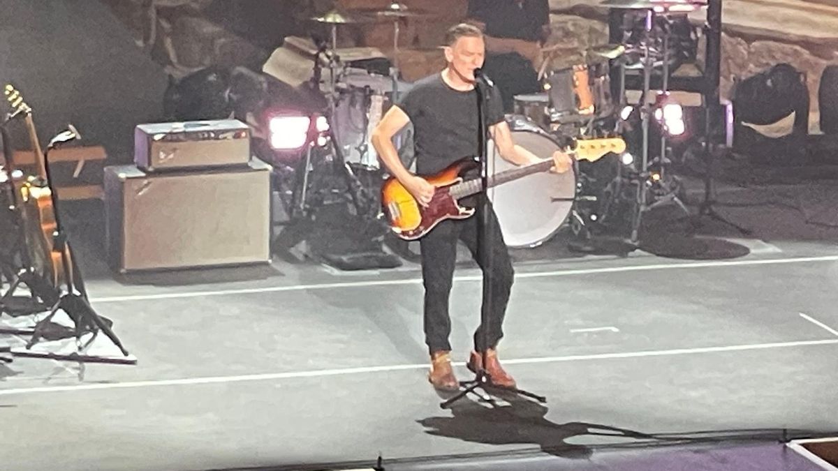 Bryan Adams, anoche sobre las tablas del Teatro Romano de Mérida