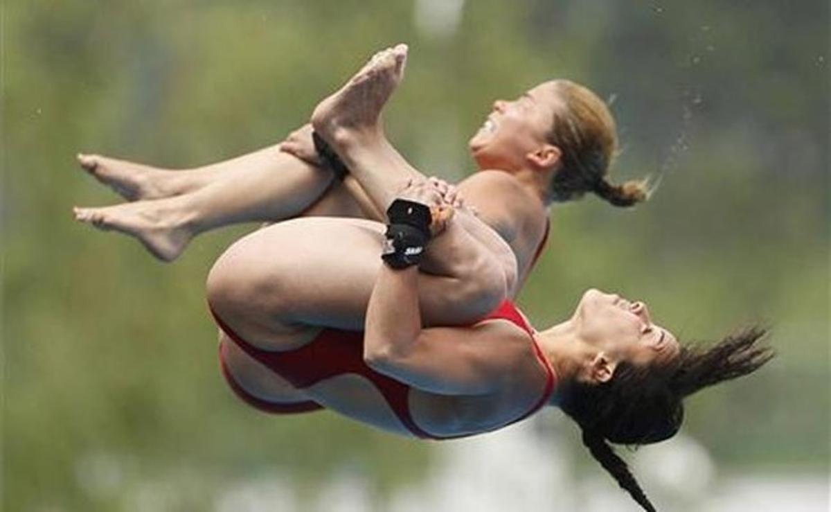 Les canadenques Mehaghan Benfeito i Roseline Filion competeixen en la prova femenina de salt de 10 metres durant el Mundial de natació a Xangai (Xina).