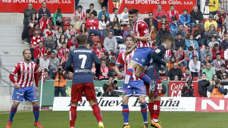 El Sporting logra una victoria de mérito ante el Atlético que le mantiene vivo