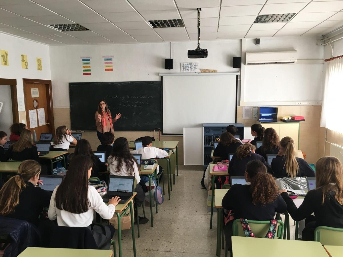 Una profesora imparte clase en la cooperativa de enseñanza Samaniego, de Alcantarilla