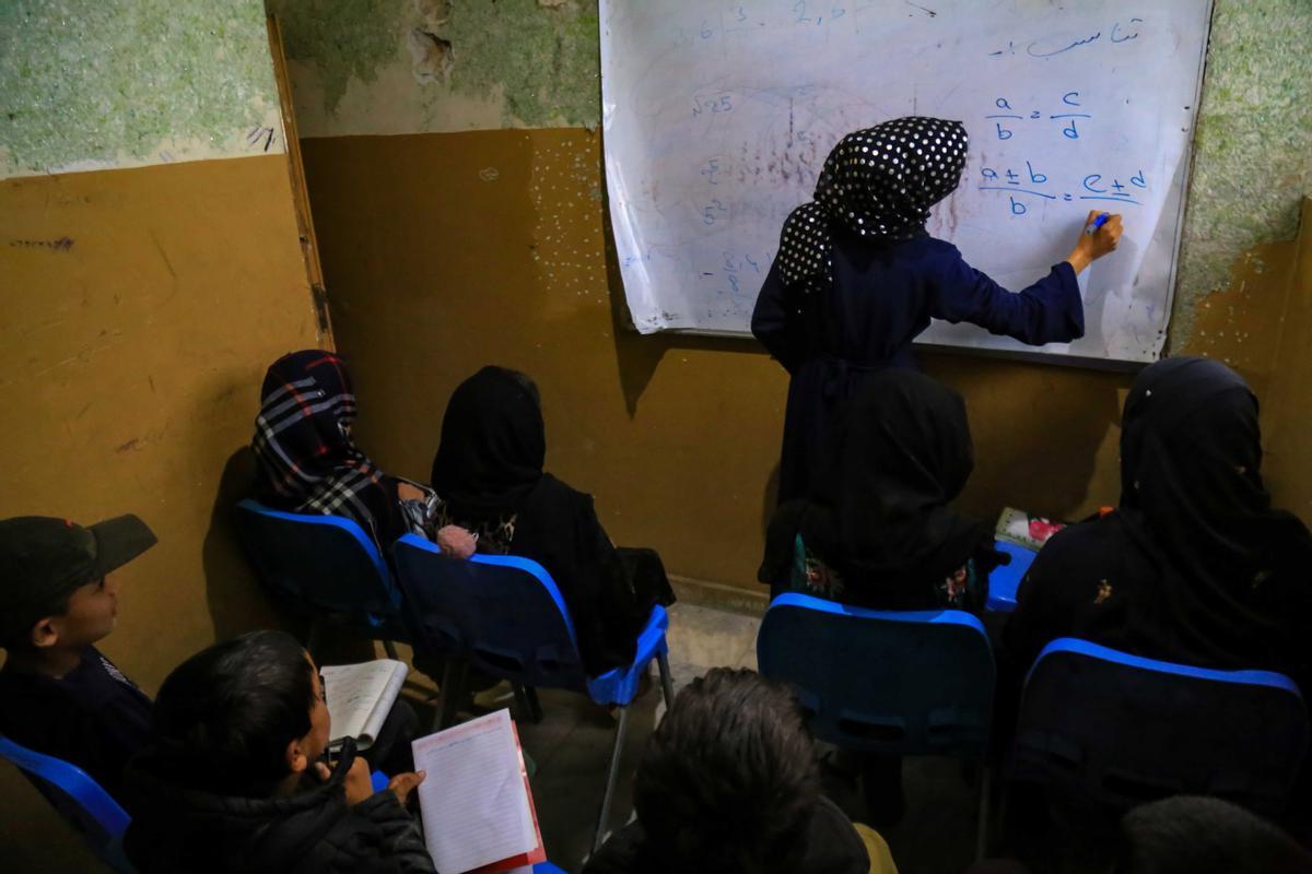 Una escuela gratuita recibe a las mujeres en Kabul, expulsadas por los talibanes