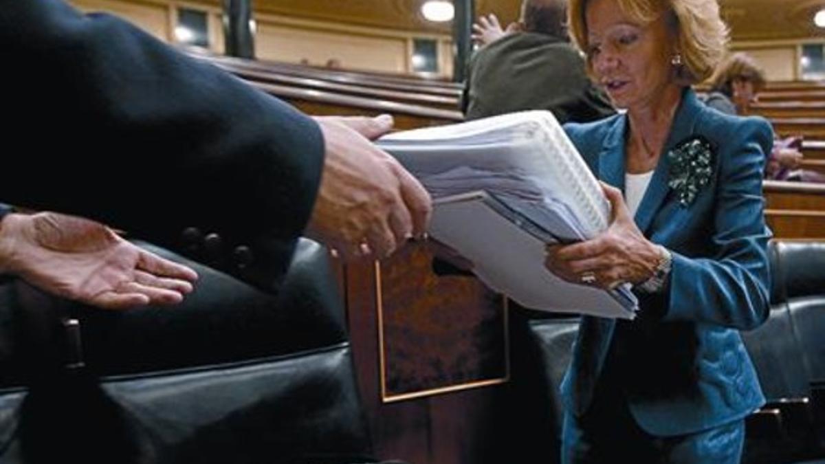 Elena Salgado recoge su documentación tras el debate de los presupuestos, el martes pasado.