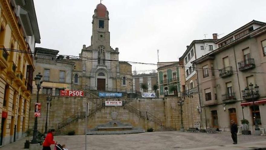 La iglesia de Infiesto, ayer por la tarde.