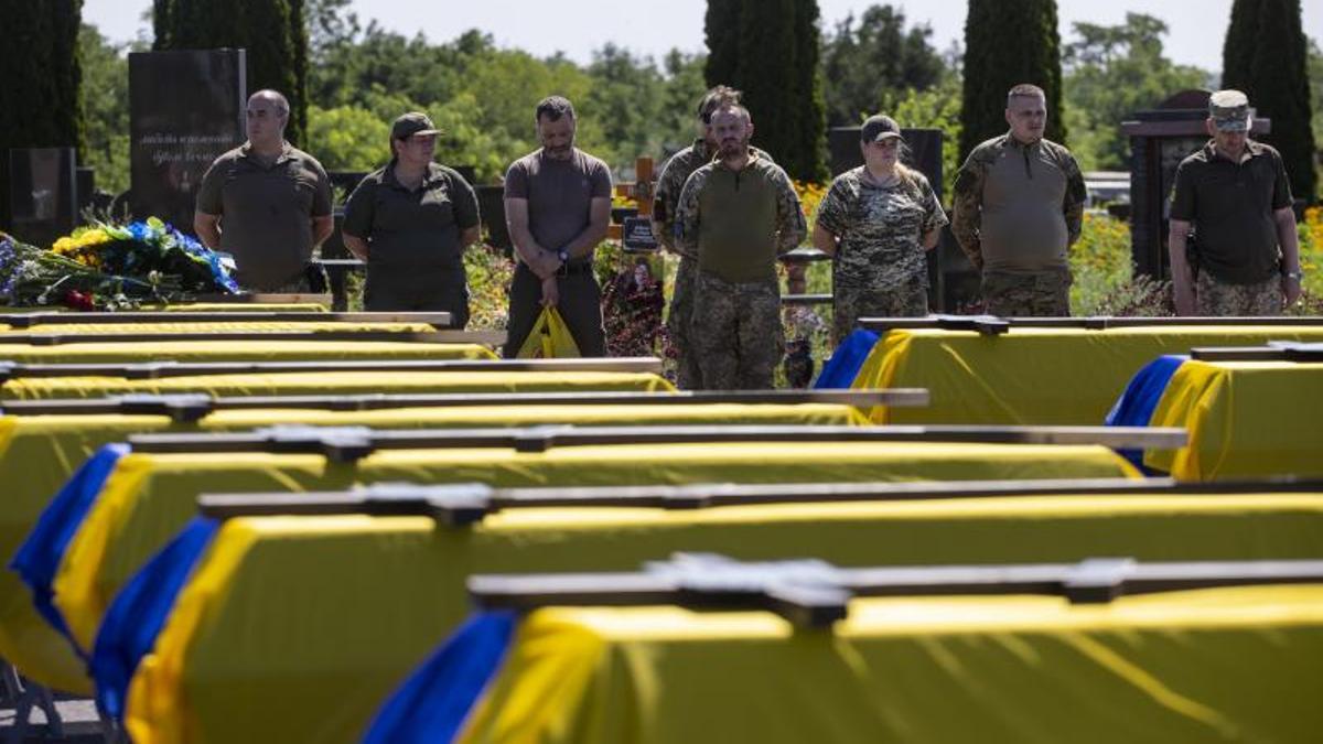 Combatientes ucranianos en el funeral del soldado Oleksy Suvorov el 2 de julio de 2022.