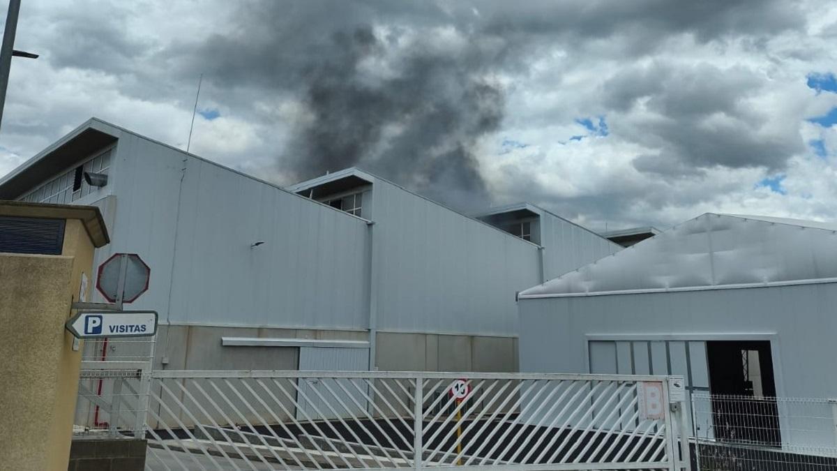 Incendio en la nave de l'Olleria, este domingo.