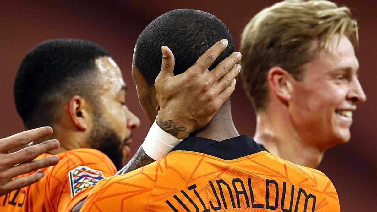 Depay y De Jong felicitan a Wijnaldum por uno de los dos goles marcados a Bosnia.