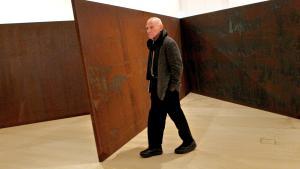 Richard Serra pasea junto a su obra en el Guggenheim de Bilbao