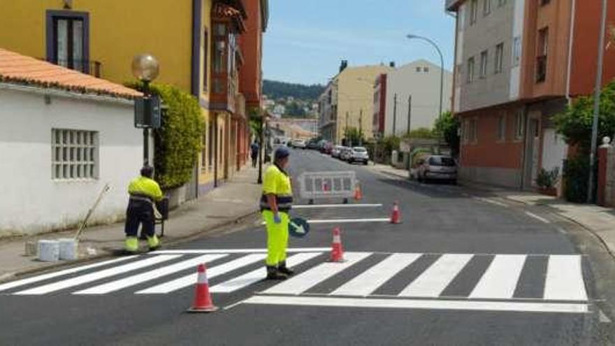 Trabajos de pintado de un paso de cebra en Miño.