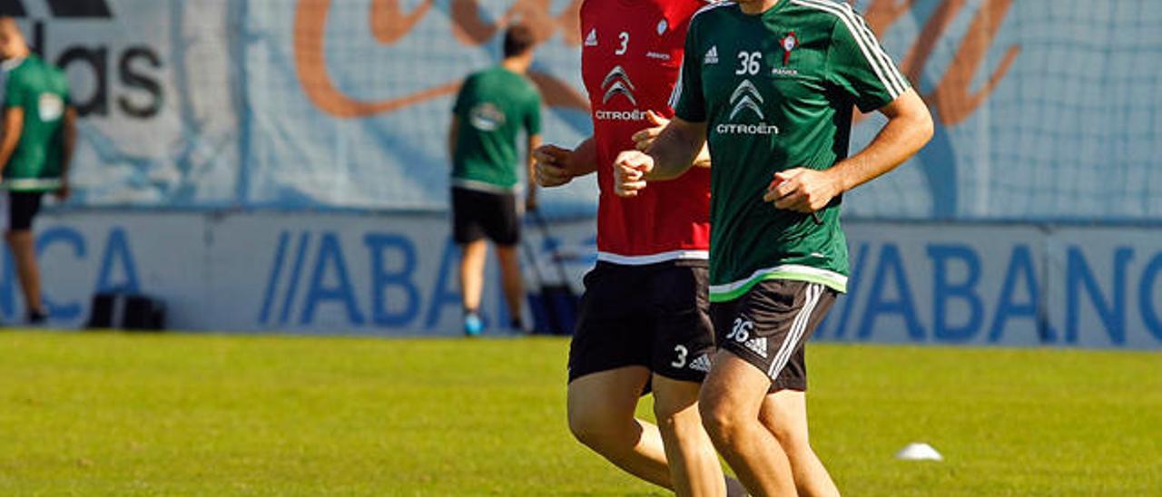 Andreu Fontás, con Salvador Domínguez, fisioterapeuta, caminan durante el entrenamiento de ayer en A Madroa. // Jorge Santomé