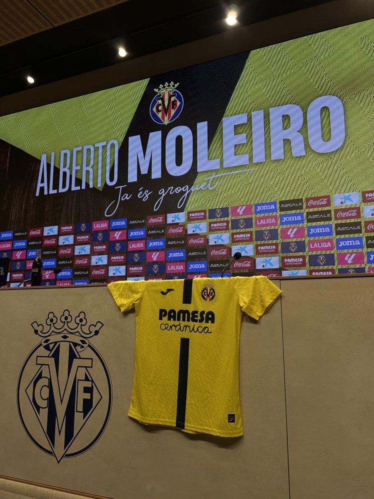 Presentación oficial de Alberto Moleiro como nuevo futbolista del Villarreal CF.