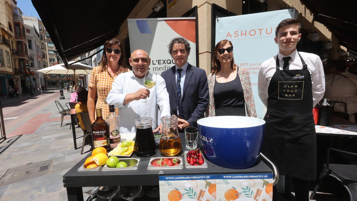 Francesc Colomer (centro) en la presentación de 'La hora del vermut'