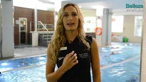Elisabeth Marín, entrenadora personal de Holmes Place, explica els beneficis de l’Aquagym.