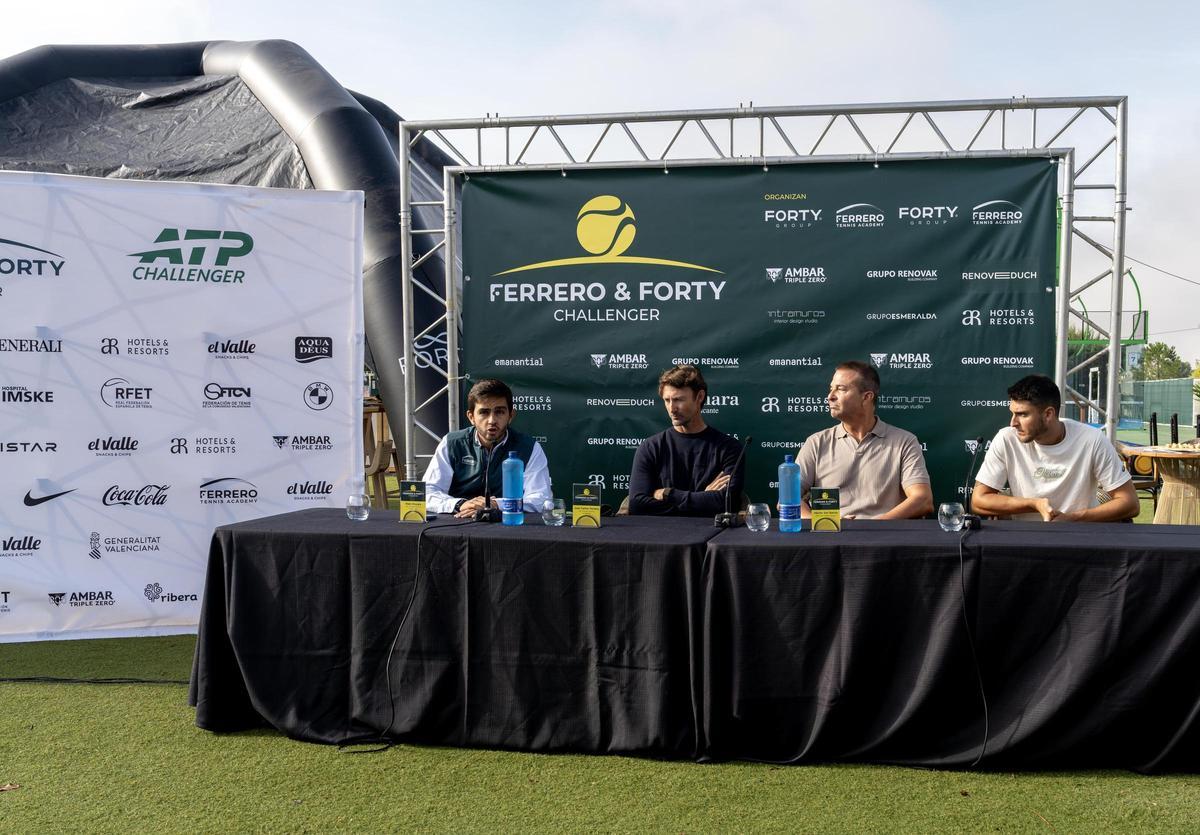 Iñaki Etxegia, Juan Carlos Ferrero, Héctor Del Barrio y Pablo Llamas, en la presentación del Ferrero¬Forty Challenger.