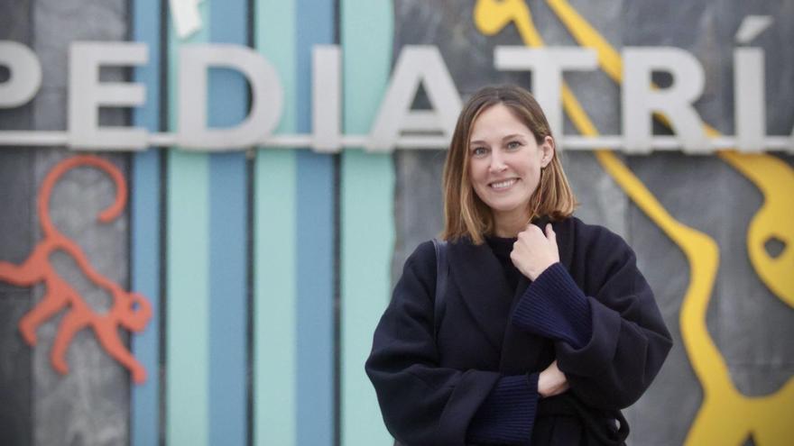 María Abascal, frente al acceso al área pediátrica del HUCA, donde ya se ha instalado su mural.